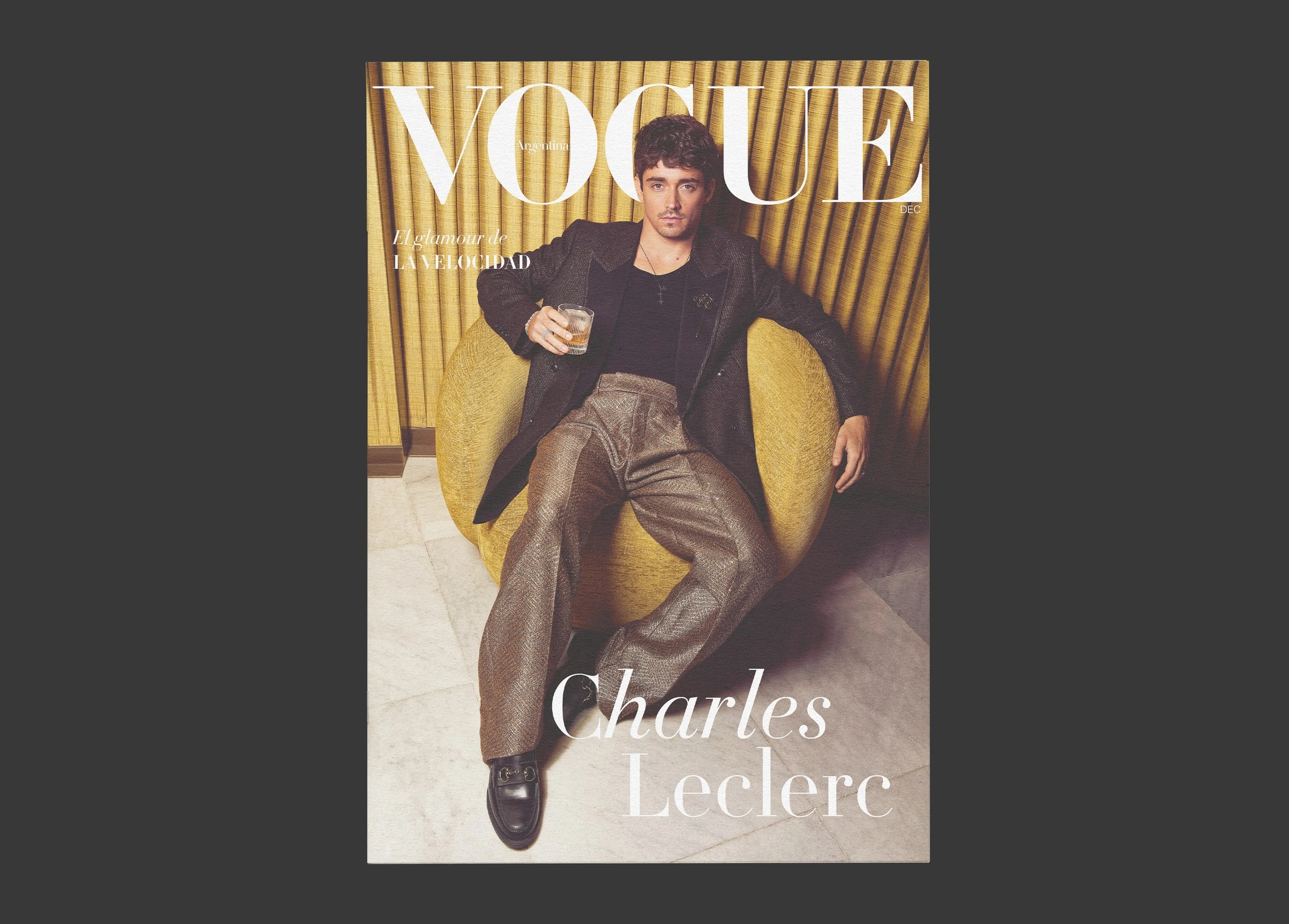 Tapa de la revista impresa: la cabecera VOGUE sobre la foto de Charles Leclerc sentado, con el bajada La velocidad del estilo y su nombre en itálica