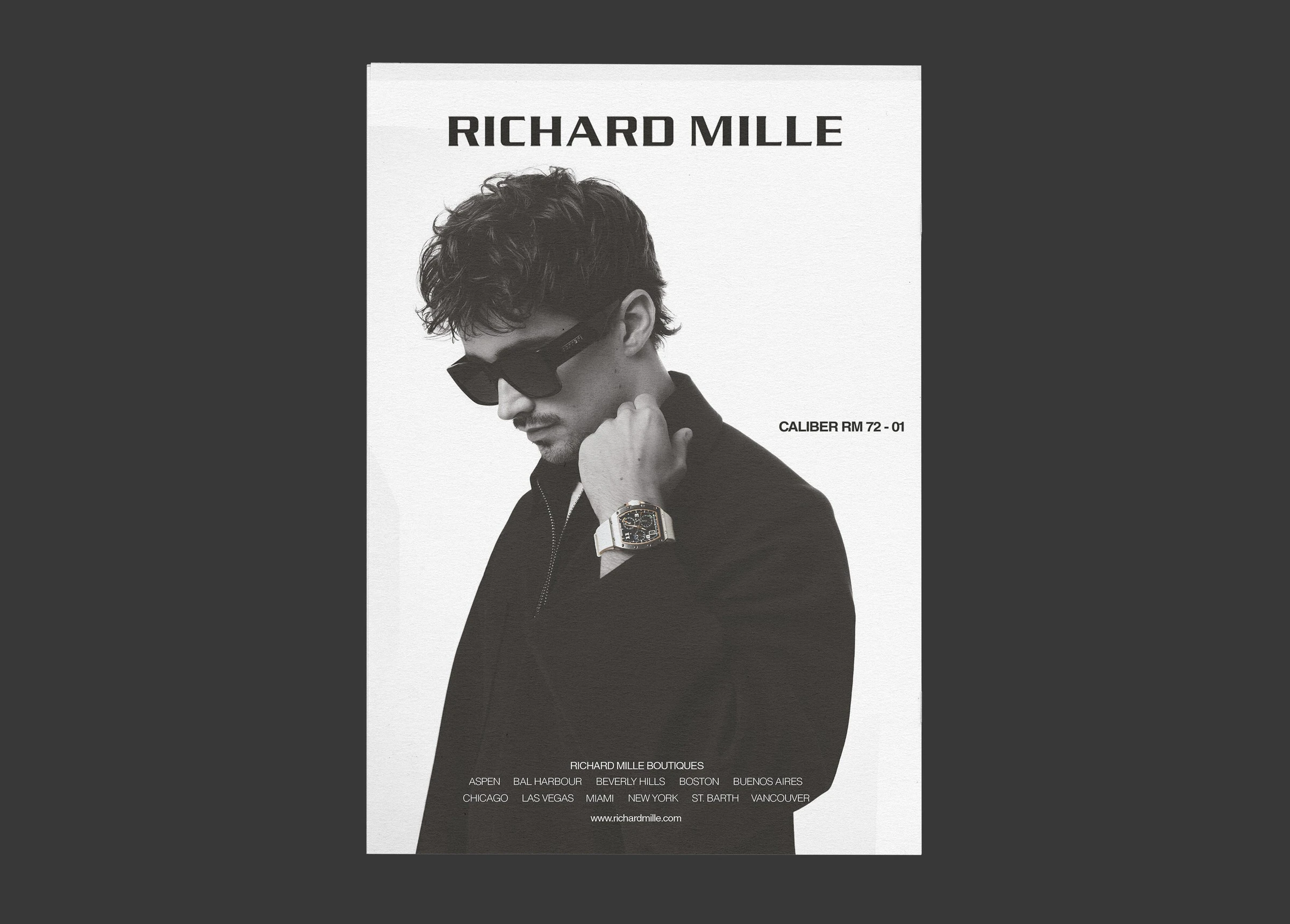 Contratapa con un aviso de Richard Mille a página completa, en blanco y negro, con el calibre y el listado de boutiques al pie