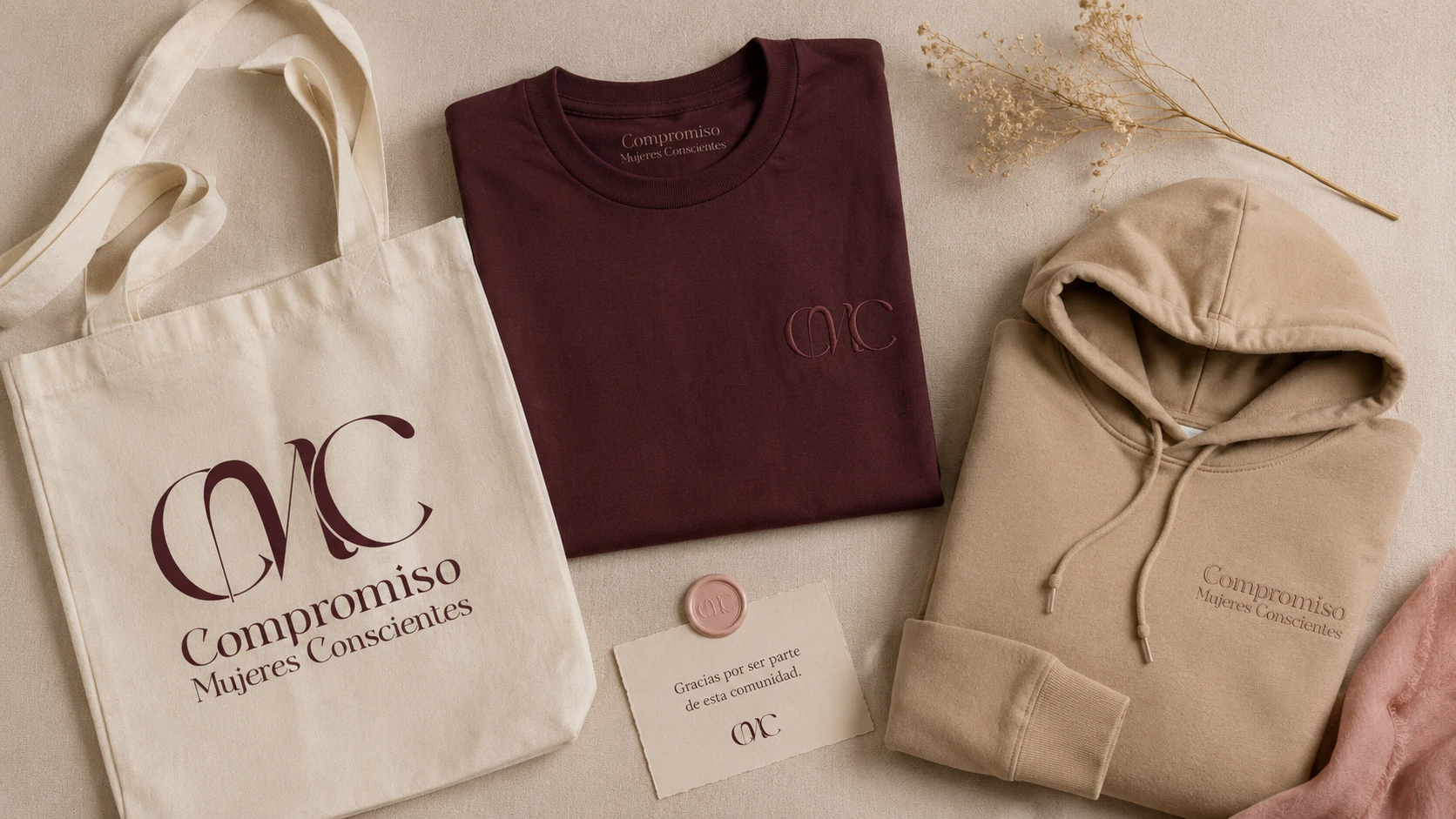 Merch de marca: tote, remera y buzo con el identificador CMC