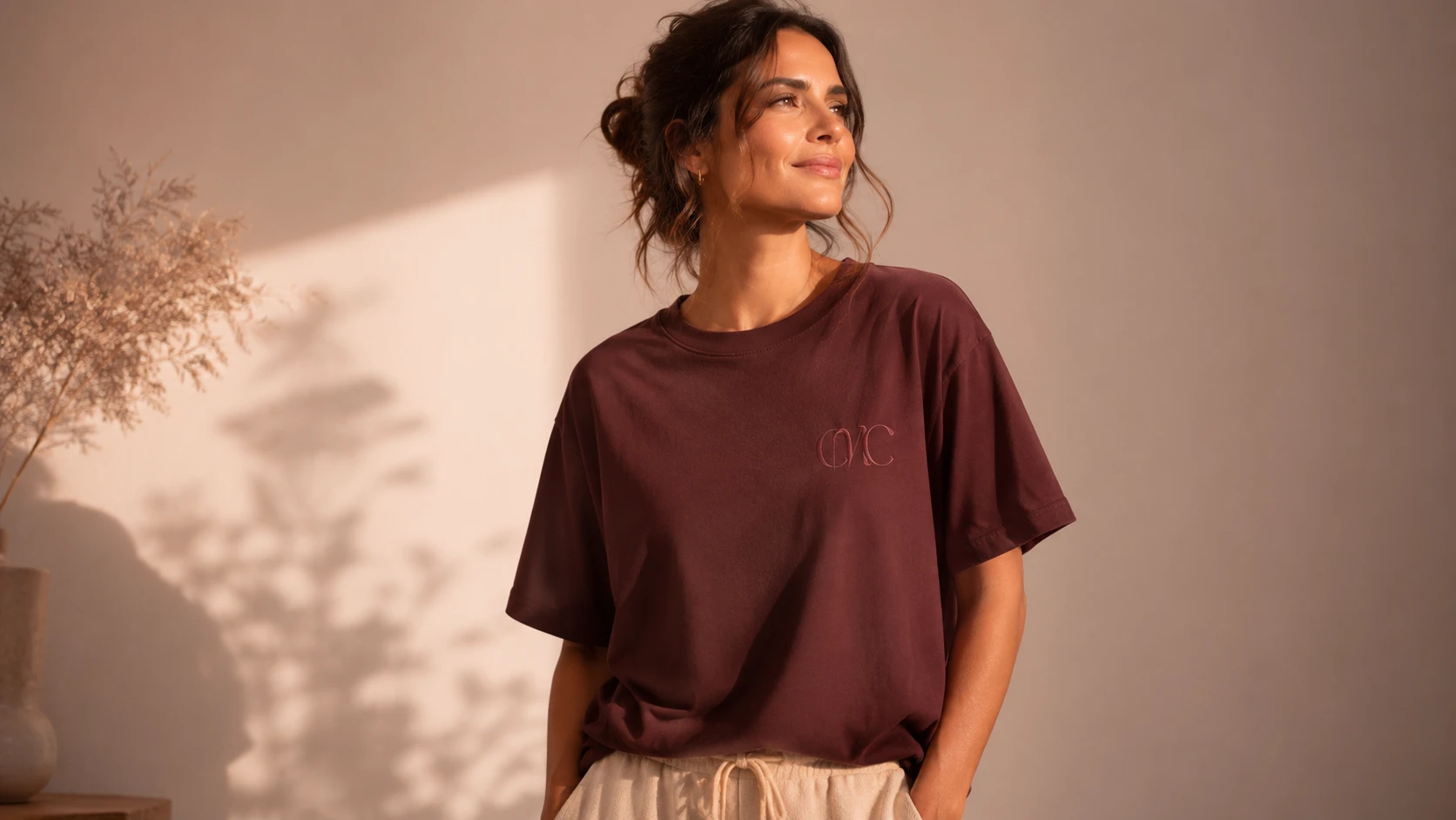 Mujer con remera burdeos de CMC, retrato de estilo de vida
