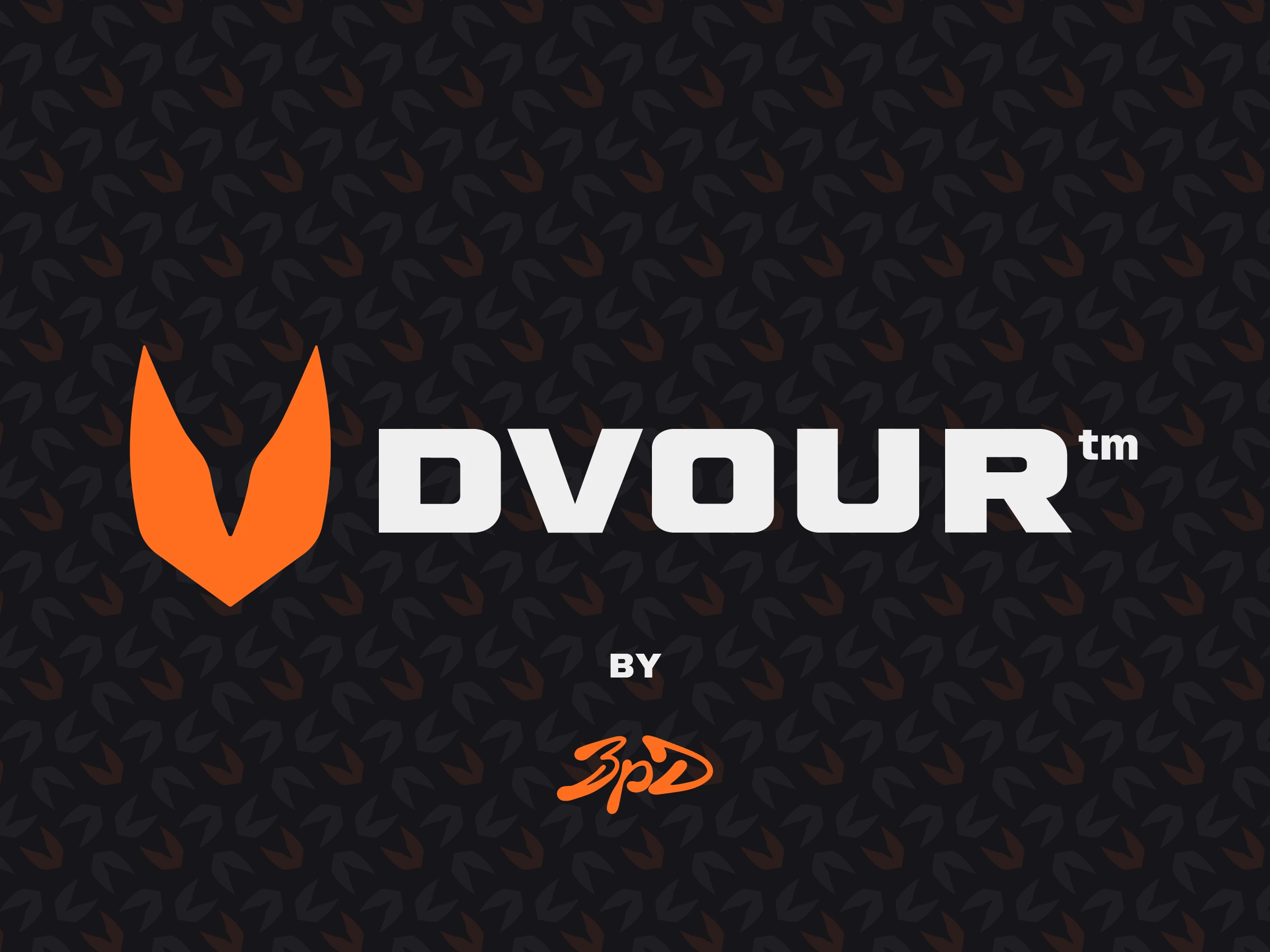 El lockup completo de Dvour, colmillo naranja y logotipo blanco, sobre el patrón de marca en negro
