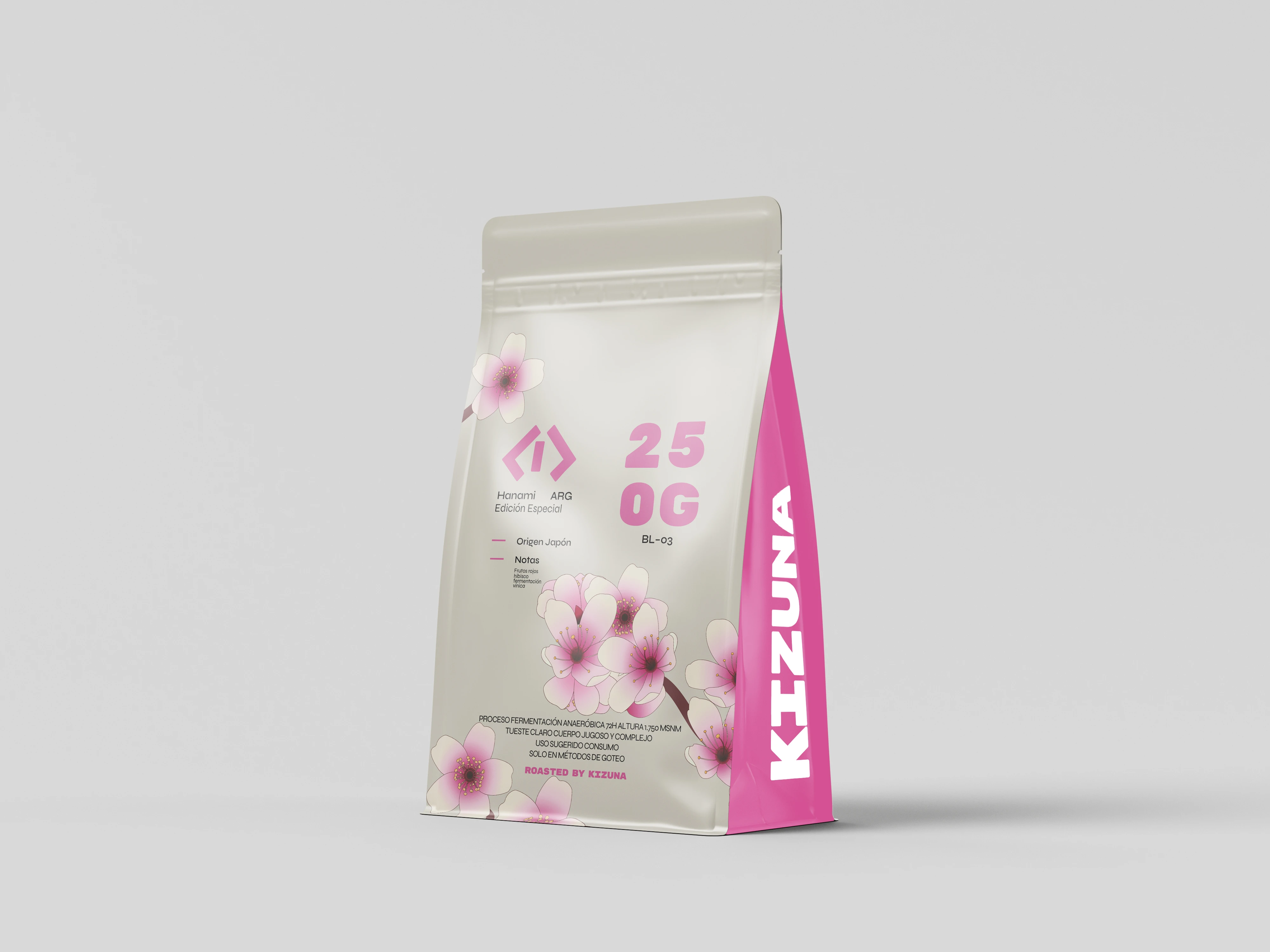 Bolsa Hanami de 250g: sobre el crema perlado aparecen los cerezos ilustrados y el panel lateral en magenta, mientras la ficha mantiene isotipo, nombre, origen, notas de cata y datos de proceso igual que el resto de la familia