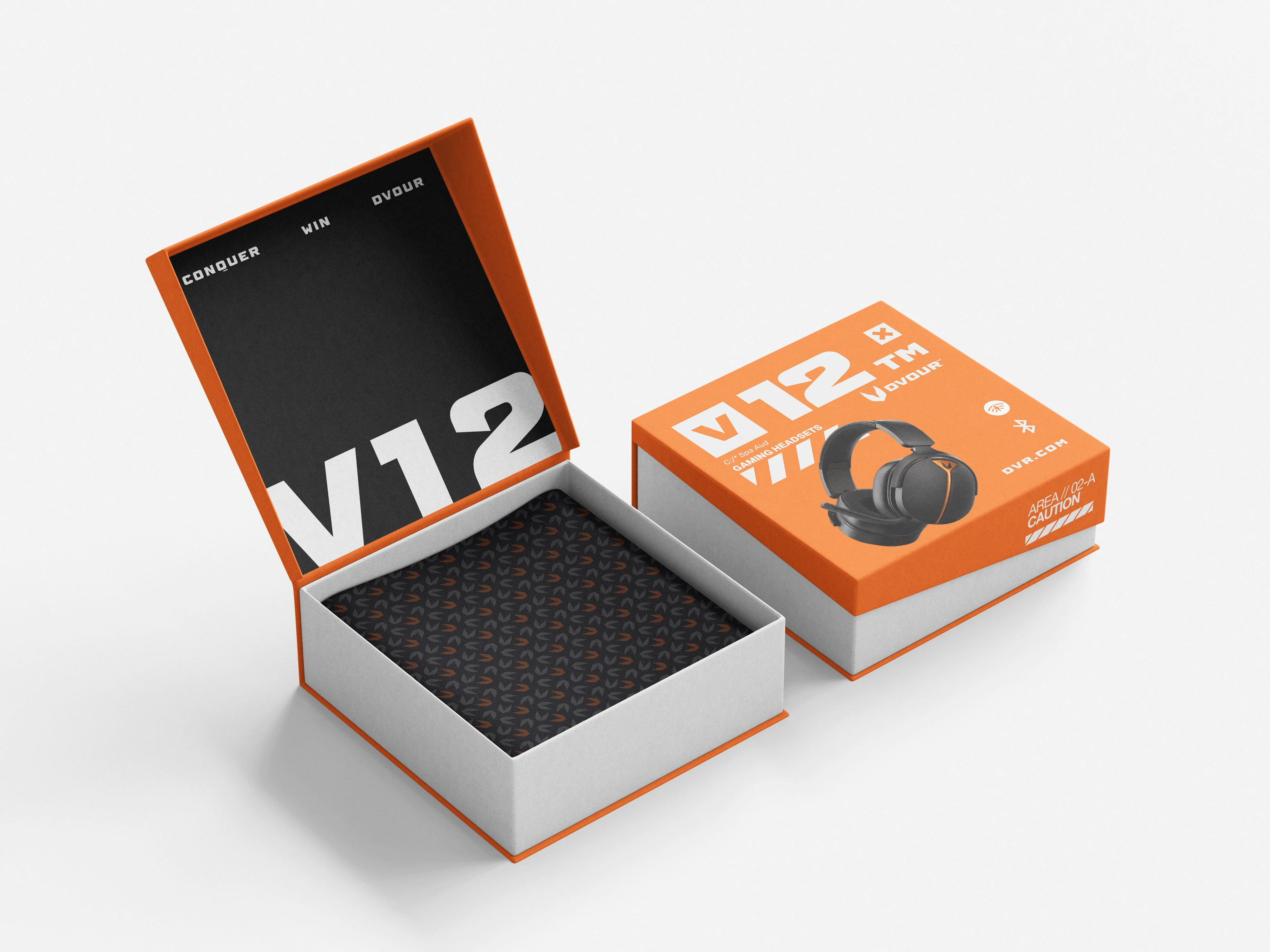 Packaging del auricular V12: caja rígida abierta y cerrada, con el interior forrado con el patrón de la marca