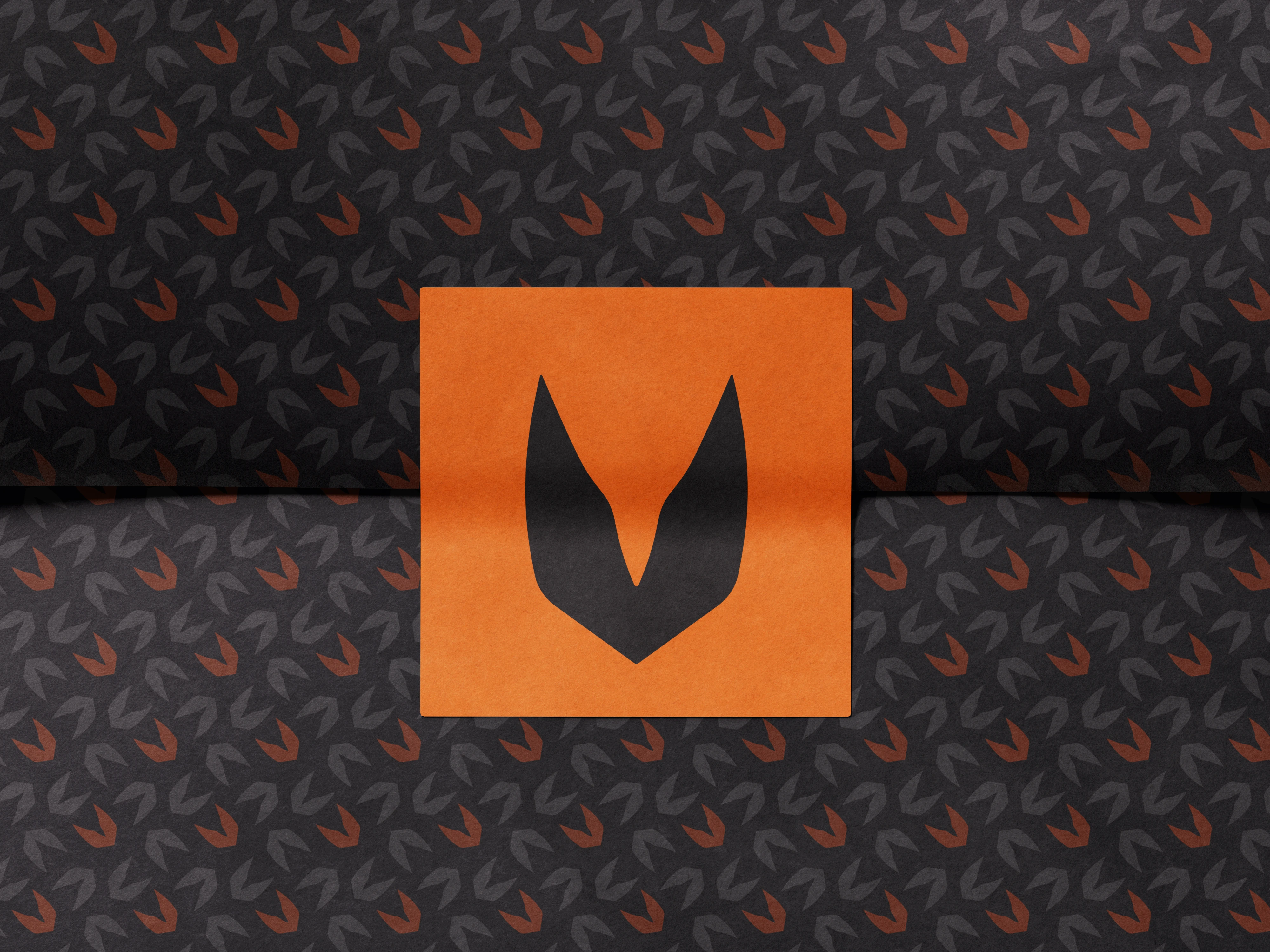 Stickers de marca con el colmillo y el logotipo