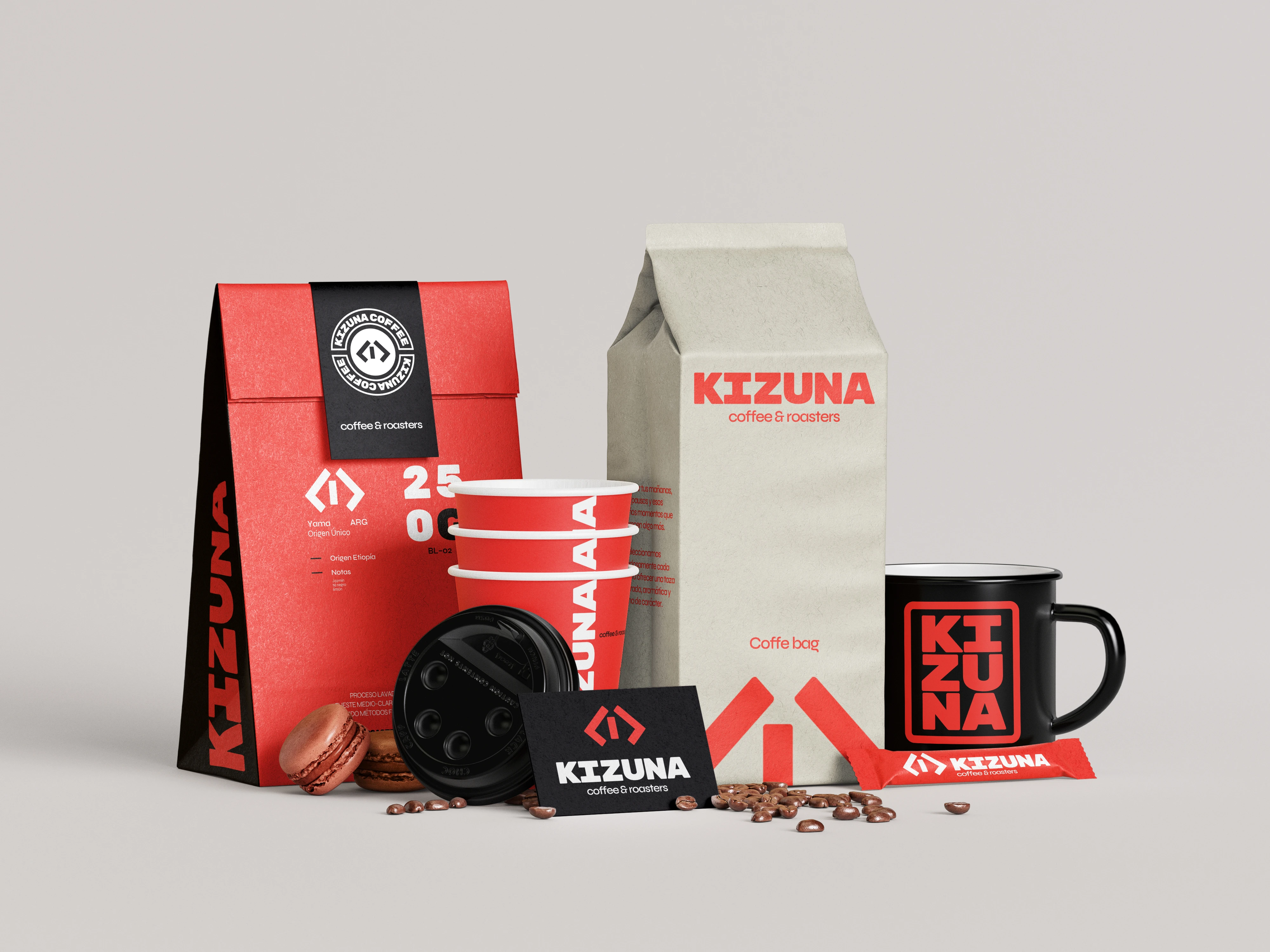 El sistema Kizuna completo: bolsa de café roja con faja, coffee bag kraft, vasos take-away apilados, taza esmaltada, tarjeta y sticker